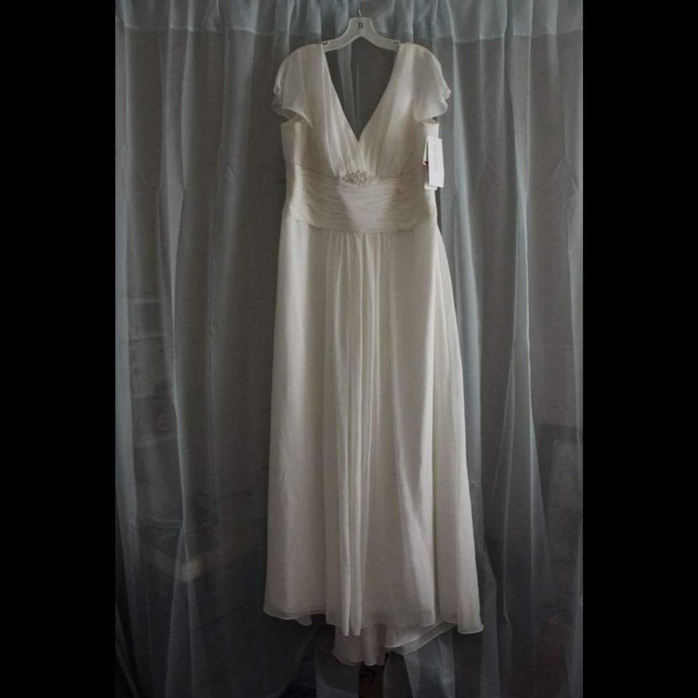David's Bridal Wedding Dress size 20! Never Worn!